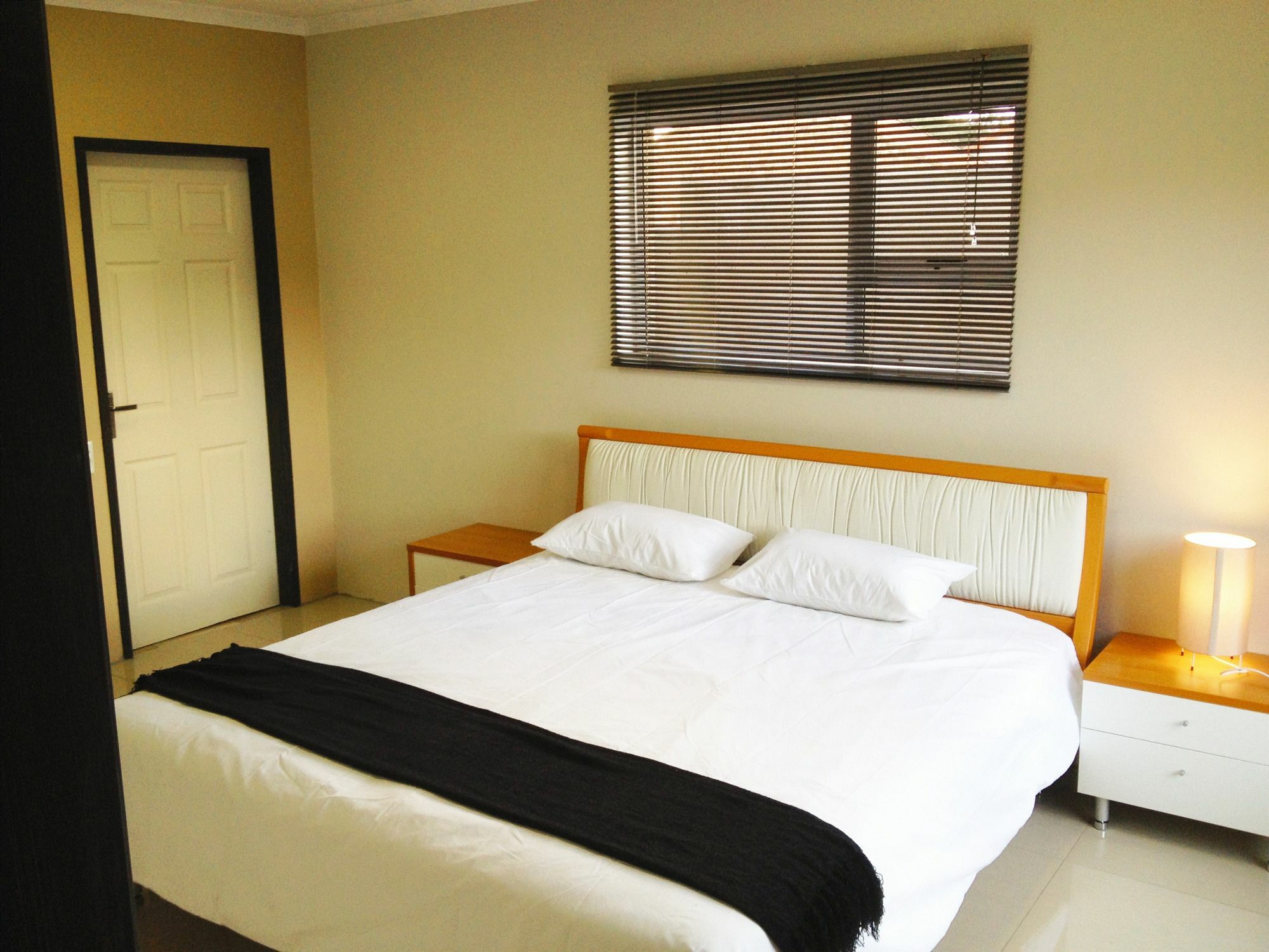 ケンプトンパーク Afrikawisa At O.R. Tambo International Airport Bed & Breakfast エクステリア 写真
